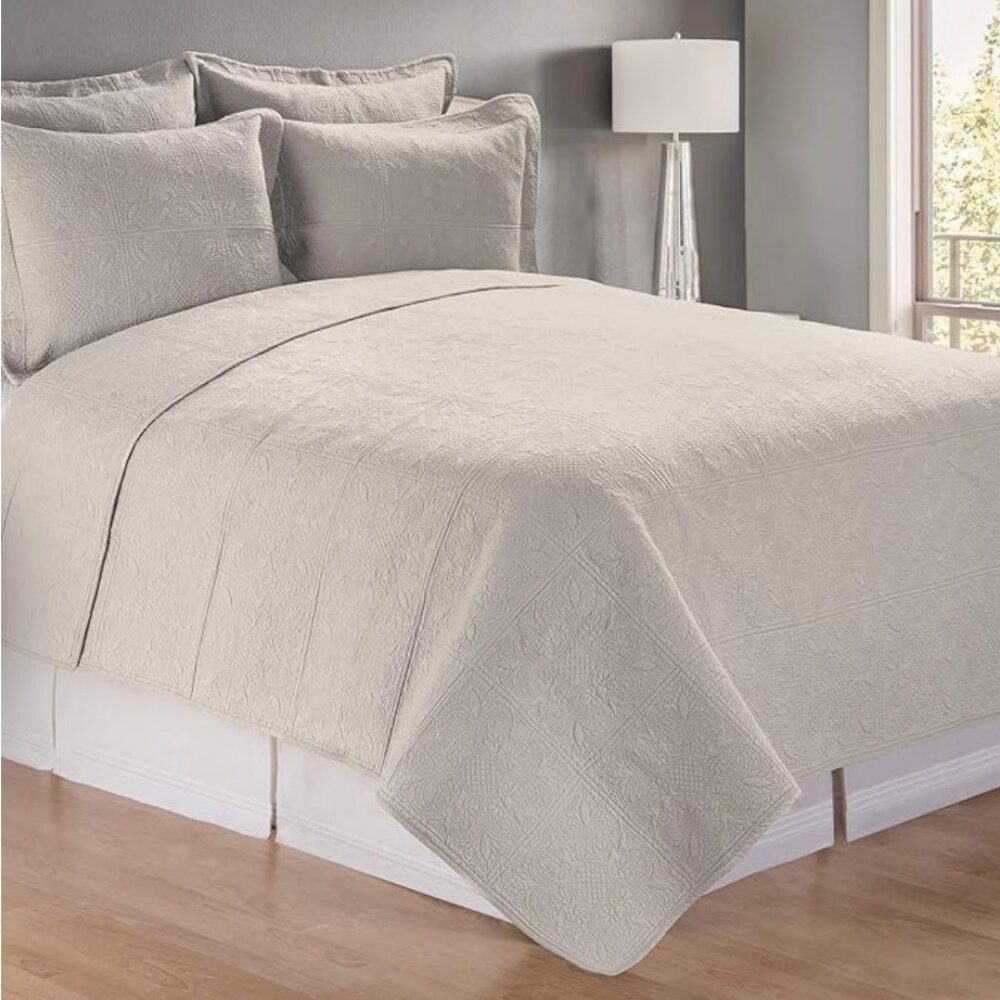 C&F Matelassé Quilt King Taupe reversible EUC